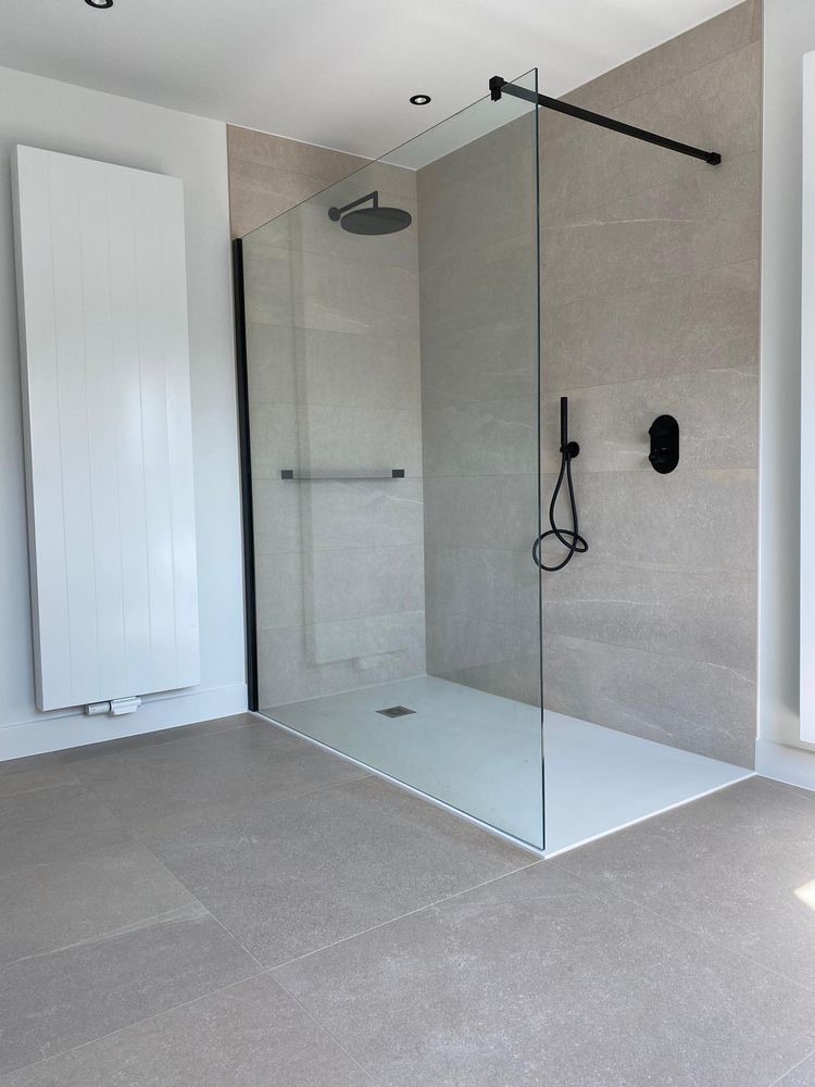 Modernes Badezimmer mit Walk-in-Dusche und schwarzen Armaturen