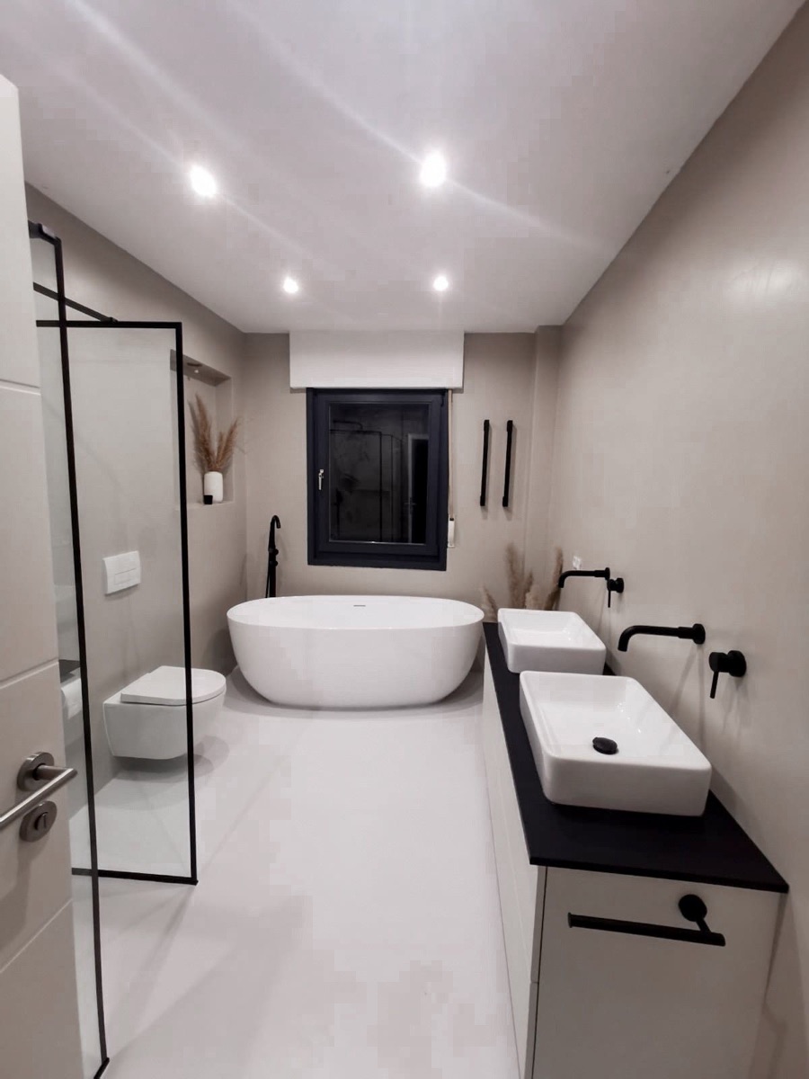 Modernes saniertes Badezimmer mit freistehender Badewanne