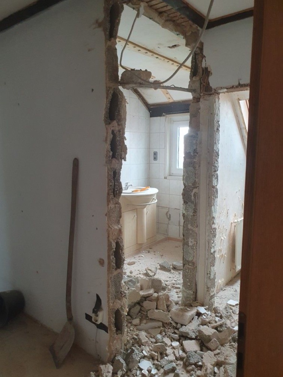 Geöffnetes Badezimmer während des Rückbaus einer Badsanierung