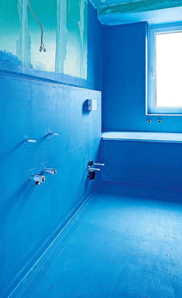 Blaue Verbundabdichtung im Nassbereich vor der Badsanierung
