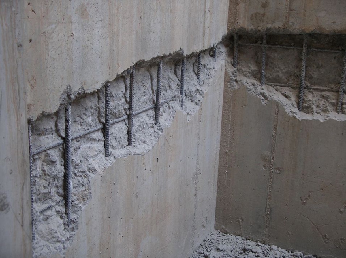 Freiliegende Bewehrung und beschädigter Beton vor der Betoninstandsetzung