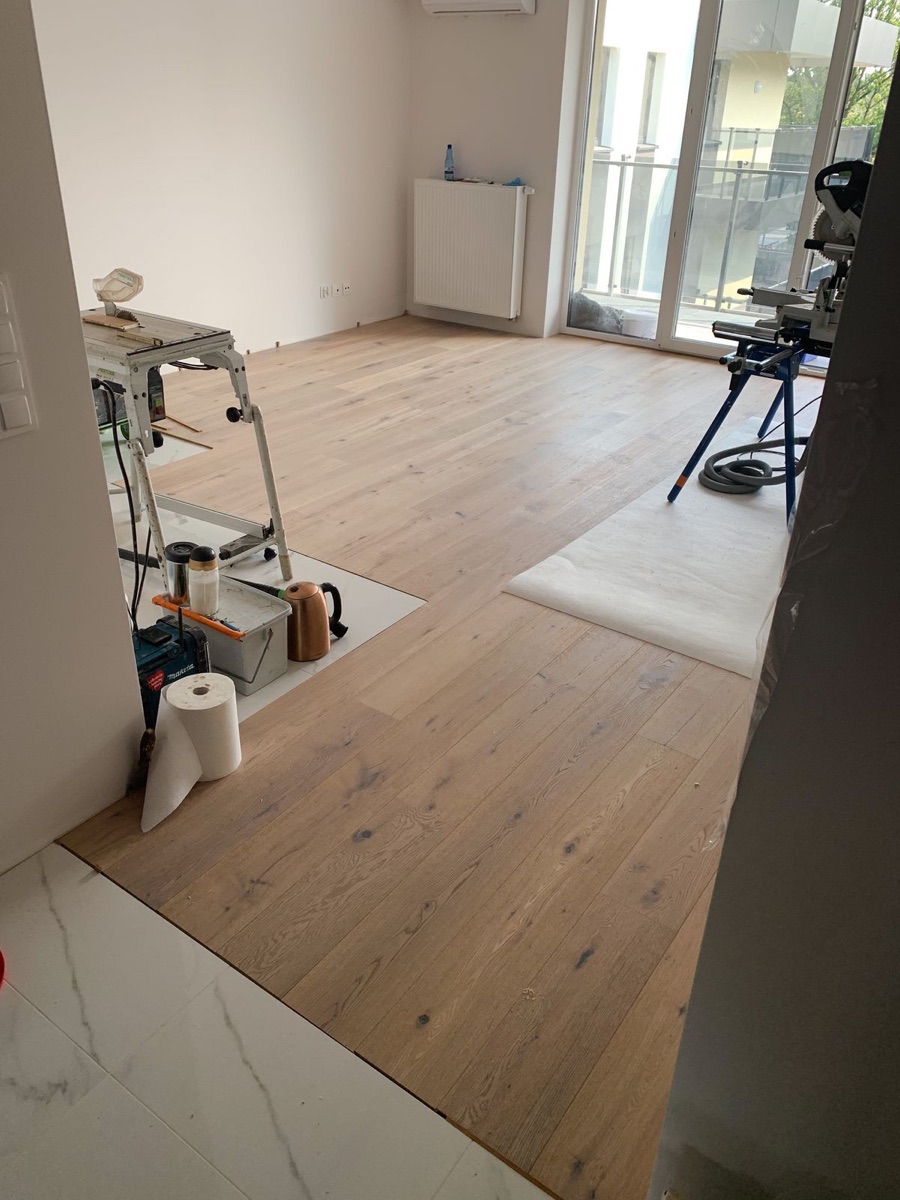 Neu verlegter Bodenbelag in einem hellen Raum in Hamburg