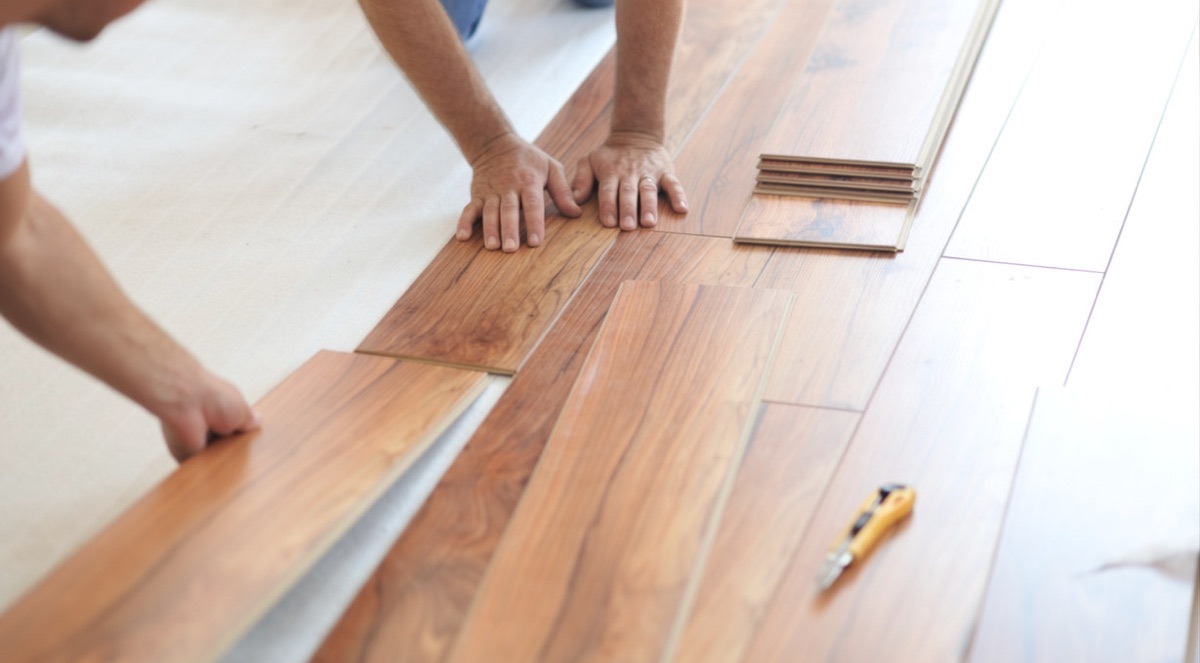 Handwerker bei einer fachgerechten Bodenverlegung