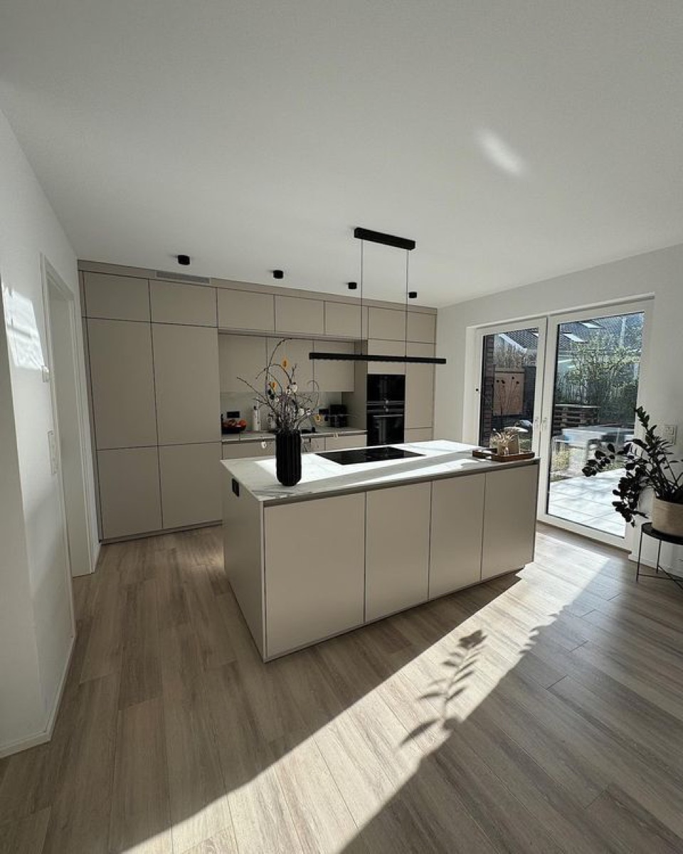 Modernisierter Innenausbau in einem Küchenbereich