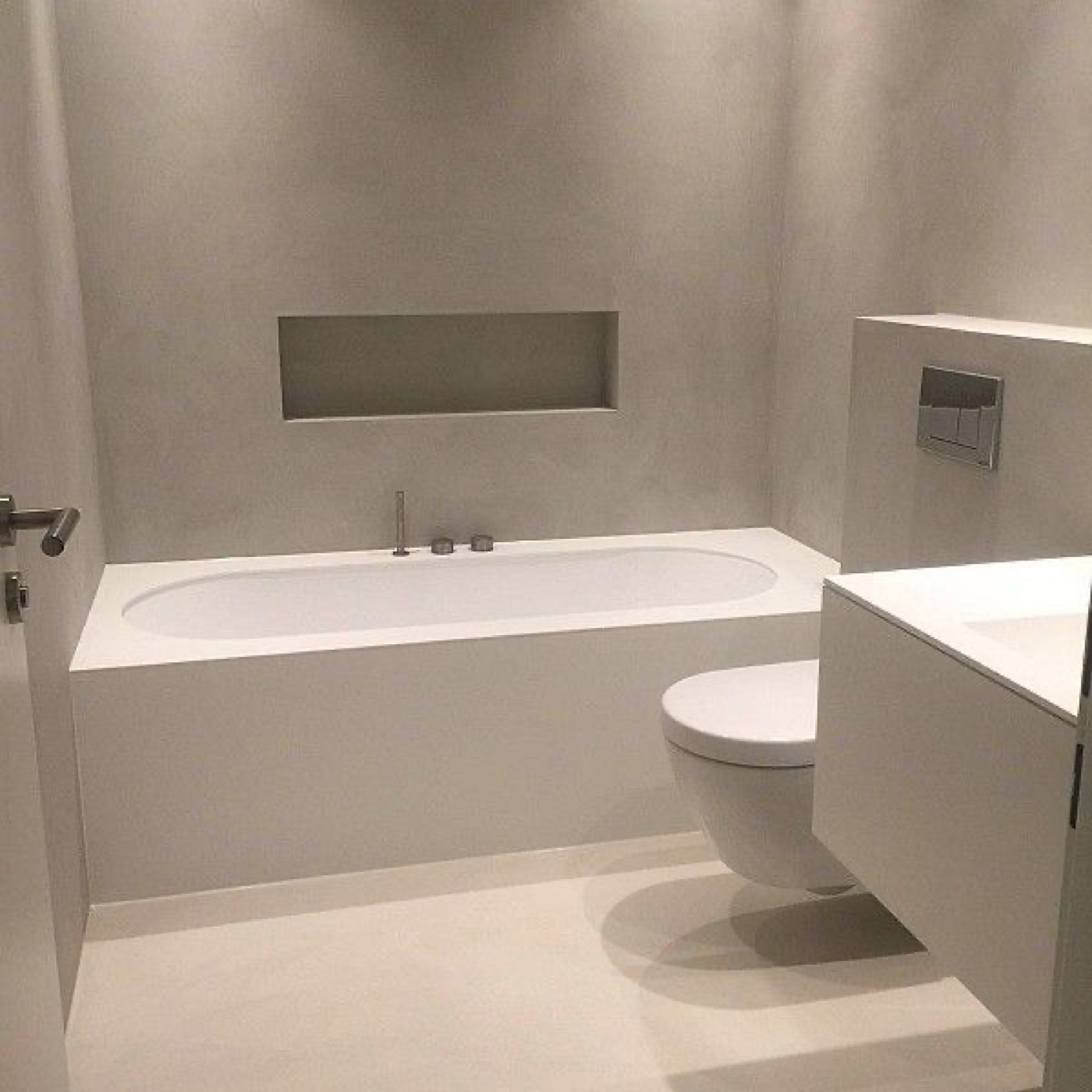 Helles fugenloses Badezimmer mit Mikrozement an Wänden und Boden