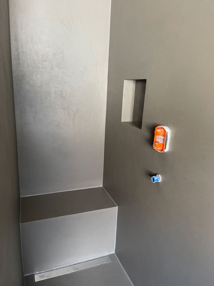 Mikrozement im Duschbereich mit Nische, Sitzbank und Linienablauf vor der Endmontage