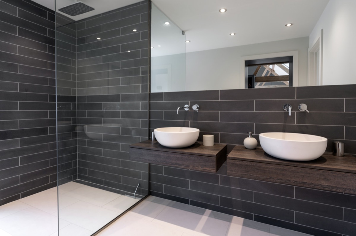 Modernes Bad mit bodengleicher Dusche und Doppelwaschtisch