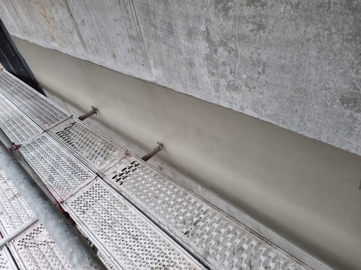 Instand gesetzter Bereich an einem Betonbauteil während der Ausführung