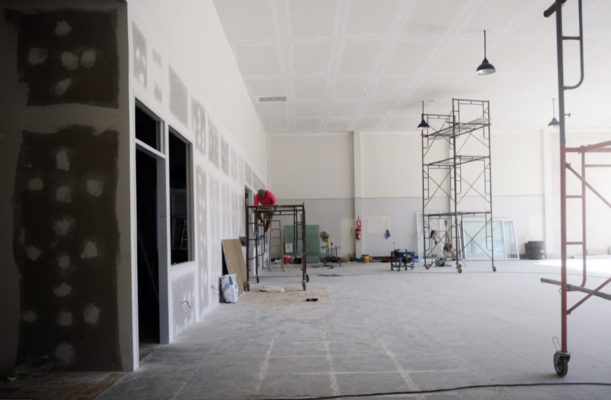 Großer gewerblicher Innenausbau mit Trockenbauflächen und Arbeitsgerüsten