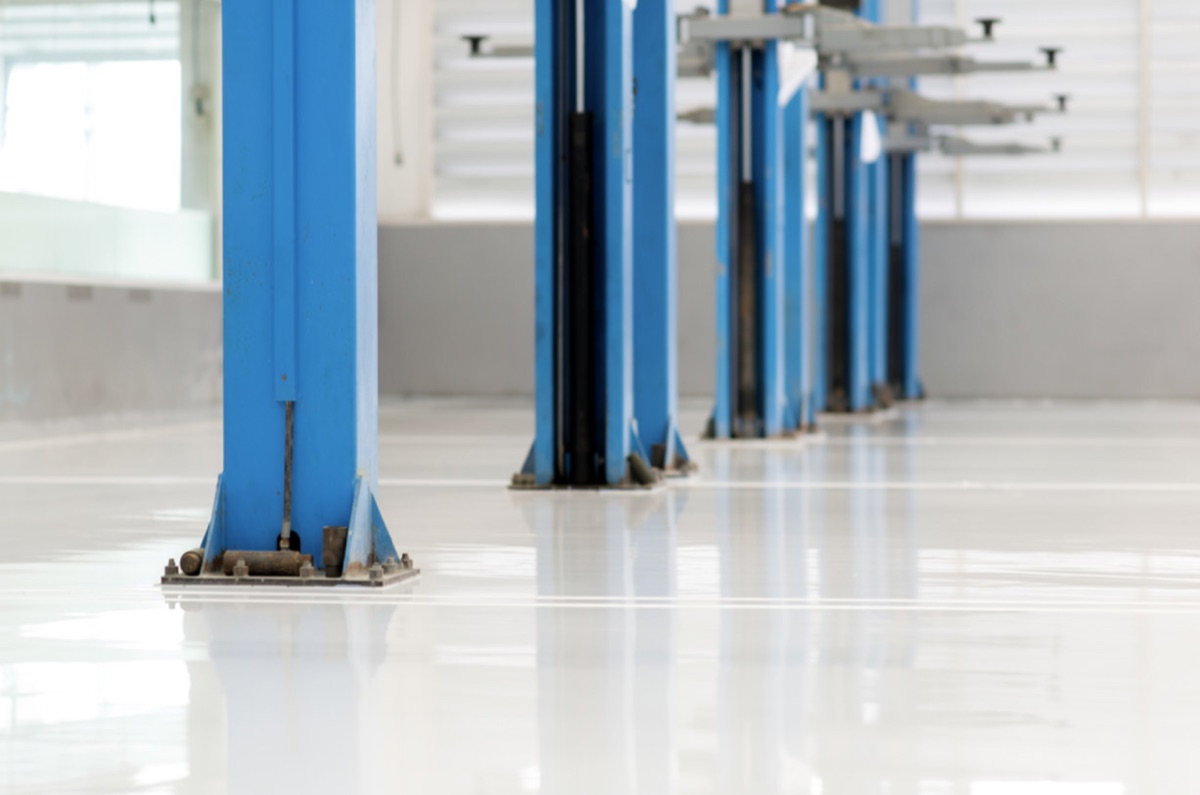 Fertig beschichteter heller Industrieboden in einer Halle
