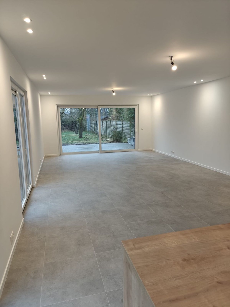 Innenausbau und Renovierung in Hamburg mit modernisiertem hellem Raum