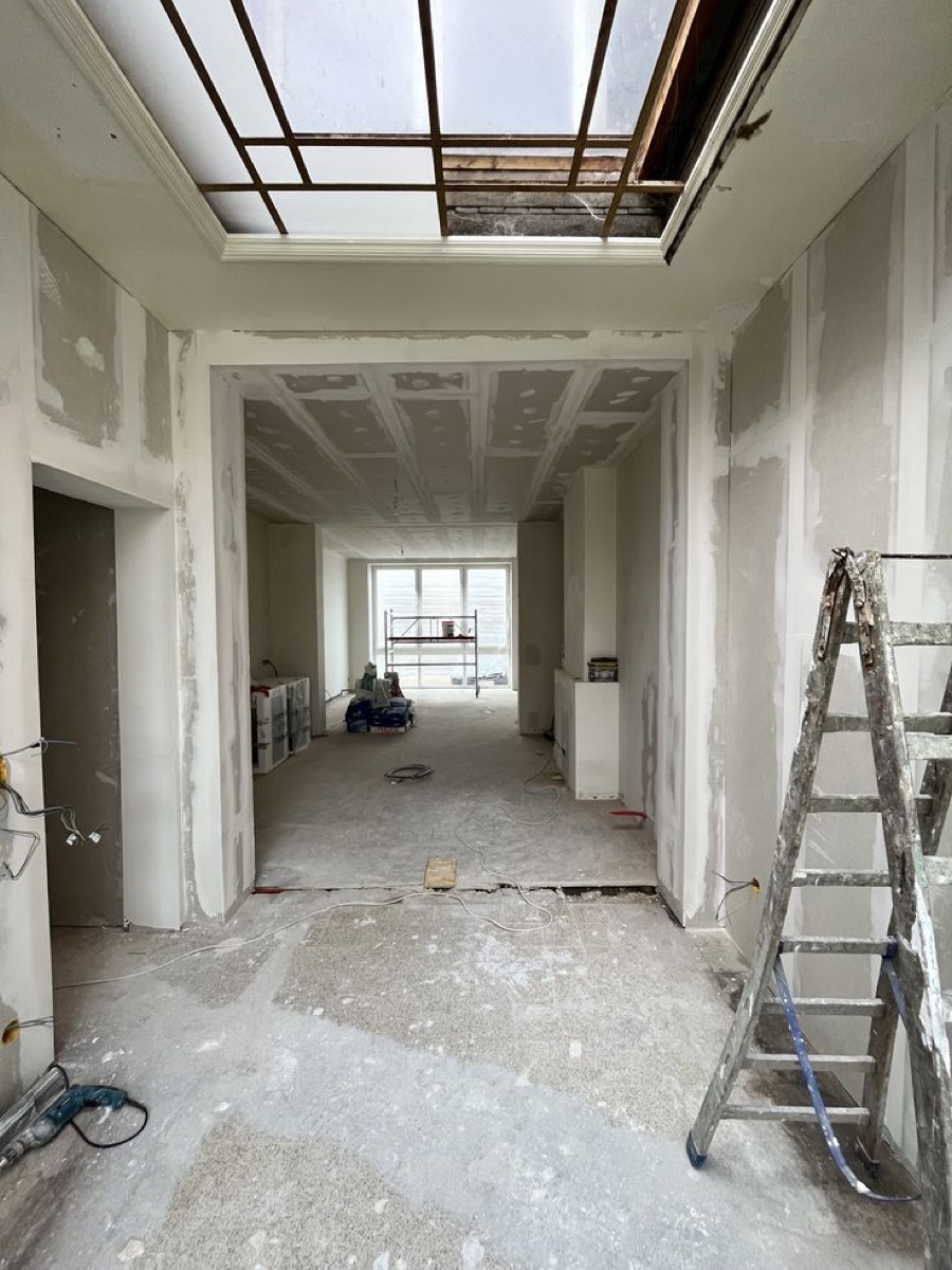 Innenraum vor der Renovierung mit offenen Baustellenflächen